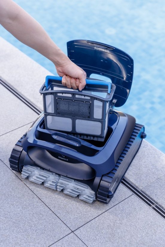 Product by the Pool, Dust Box Being Removed 产品平放在岸尘盒正被移走
