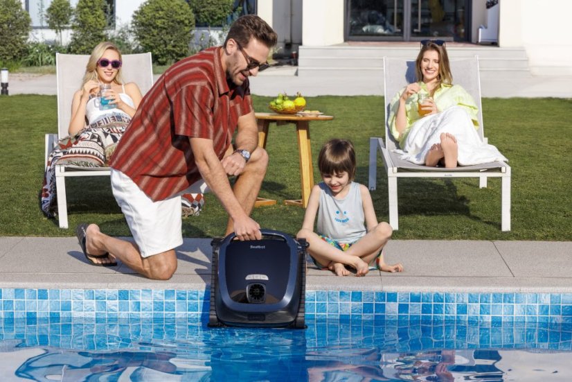 Father Putting Product in the Pool with Son and 2 Women 父子将产品放入水中