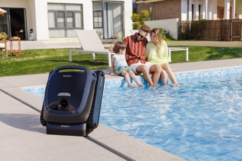 Product by the pool;Family at the Background 产品在岸边；家庭在后景